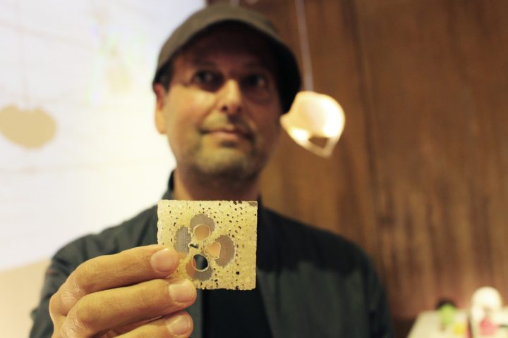 אסא אשוח מחזיק בחתיכה ממחקר הבמבוק שעשה ביפן