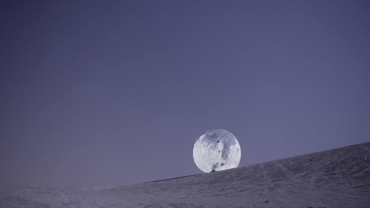 הליכת ירח, ירח ענק שיתגלגל בשוק לוינסקי, יהודית שלוסברג