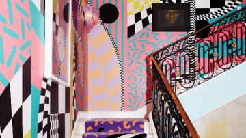 מדרגות לגן עדן: חדר מדרגות הפך לחגיגה יצירתית של צבע וצורה