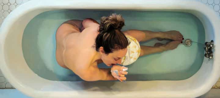 אישה אוכלת באמבטיה, אישה אוכלת במקלחת, ציור ריאליסטי