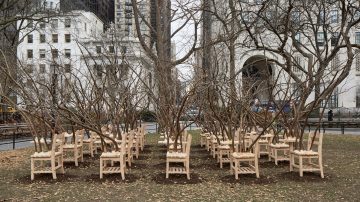 ליפול בין הכיסאות: מיצב ביקורתי חדש באמצע ניו יורק