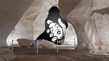 מי האמן הישראלי שמאיר את מערות בית גוברין?